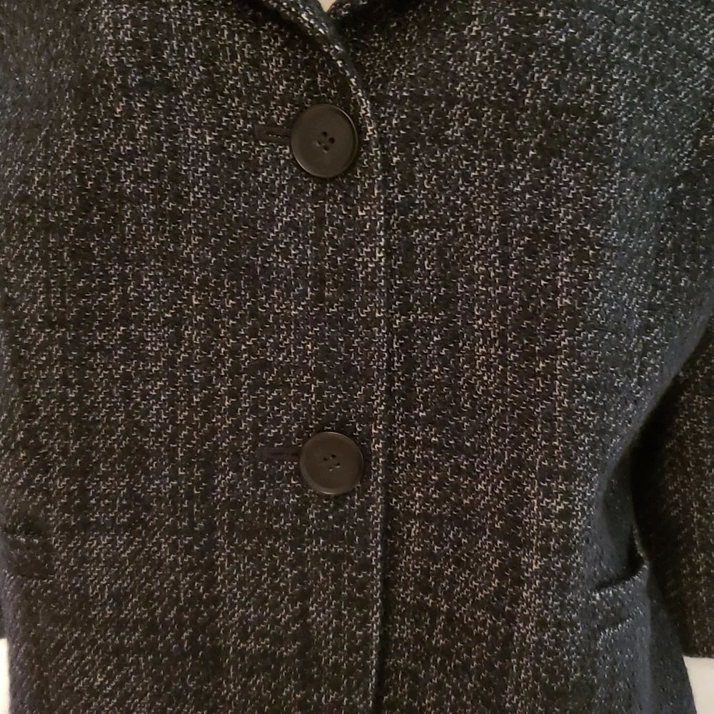 Ann Taylor Loft blazer in a size 6. Excellent condition. It is blue and black - Picture 3 of 8